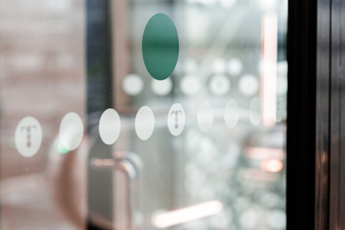 Migreeni lähes kaksinkertaistaa lääkärikäyntien ja sairaslomapäivien lukumäärän